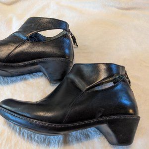 Dansko leather low cut fashion ankle boots. Size8.5, 39